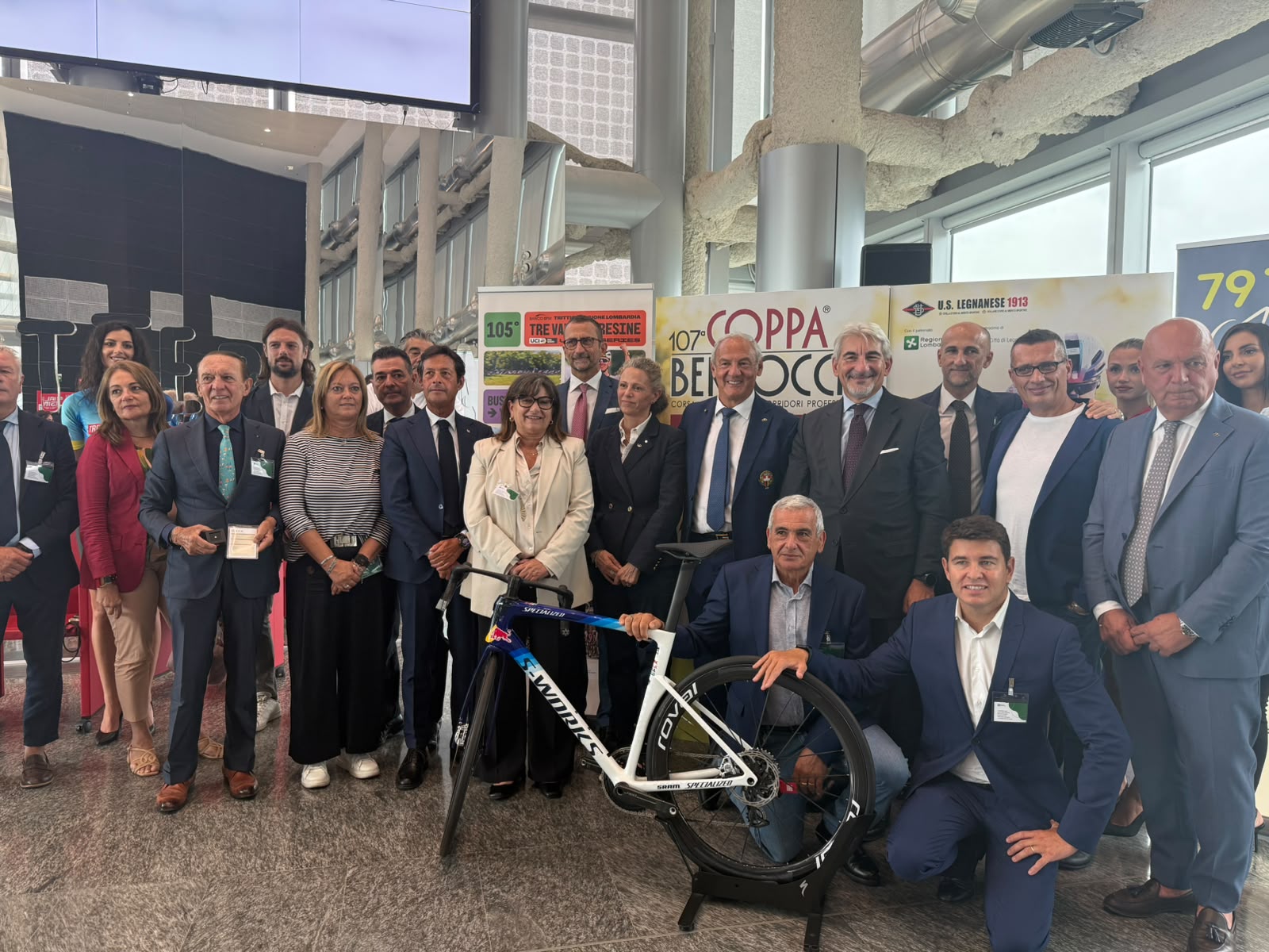 persone in posa per foto