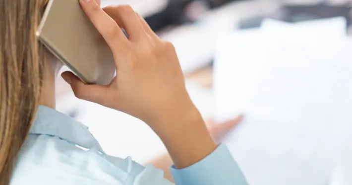 ragazza con cellulare